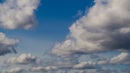 Ciel ponctué de quelques passages de cumulus de beau temps