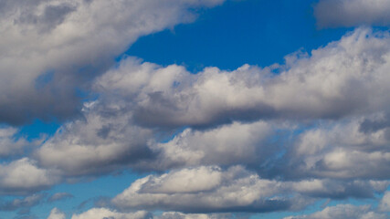 Ciel ponctué de quelques passages de cumulus de beau temps