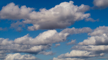 Naklejka na ściany i meble Ciel ponctué de quelques passages de cumulus de beau temps
