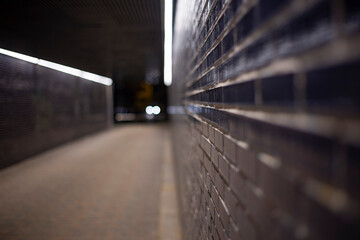 Muro de ladrillo dentro de un túnel urbano.