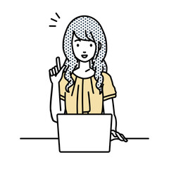 デスクで座ってPCを開いて何かひらめいたオフィスカジュアルの女性