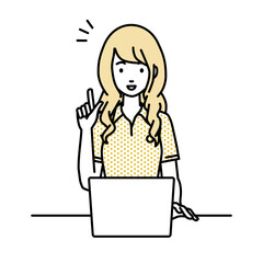 デスクで座ってPCを開いて何かひらめいたポロシャツの女性