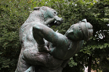 Obraz premium statue of a bear and a hunter in the gardens of the museum in paris (france)