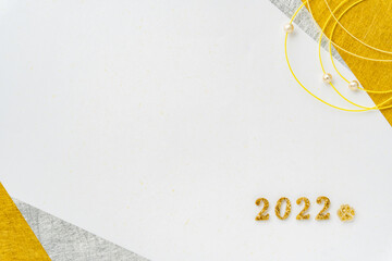水引と金銀の千代紙の年賀背景　2022の文字と寅の肉球入り