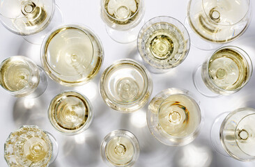 verschiedene Gläser mit Weisswein