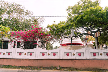 Piękna świątynia buddyjska, w otoczeniu kwiatów i drzew. © insomniafoto