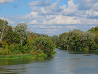 Obraz premium A beautiful autumn landscape opening on the Seversky Donets River, in Svyatogorsk, next to the Svyatogorsk Lavra in Ukraine.