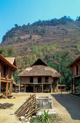 Fototapeta premium Eingescanntes Diapositiv einer historischen Farbaufnahme von Pfahlbauten in einem Dorf der ethnischen Minderheit der 