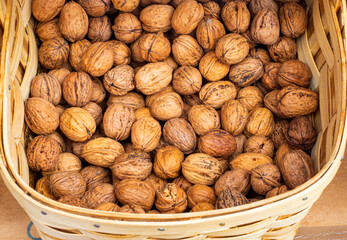 Cesto de mimbre con nueces