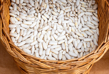 Cesto de mimbre con judias blancas