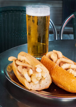 T&iacute;pico  bocadillo de calamares con cerveza