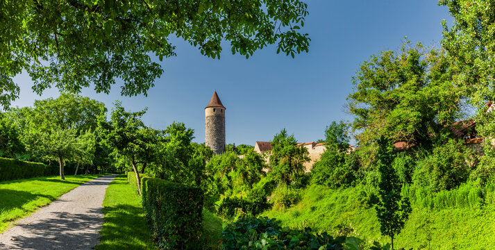 Eulenturm mit stadtmauer  in Iphofen in Franken, Deutschland