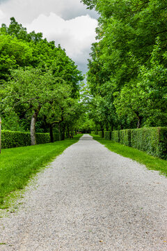 Gerade Spazierweg  durch einen Park