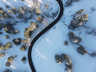 Vista aérea de carretera de montaña completamente nevada © Ion