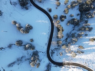 Vista aérea de carretera de montaña completamente nevada © Ion