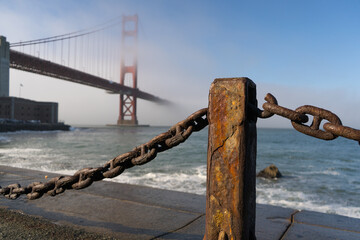 Obraz premium View of Fort Point and Golden Gate Bridge in the foggy summer afternoon