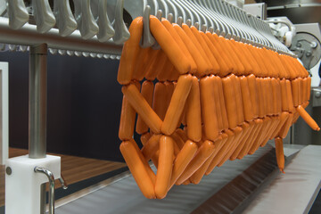 Obraz premium Sausage bundles on the automatic line