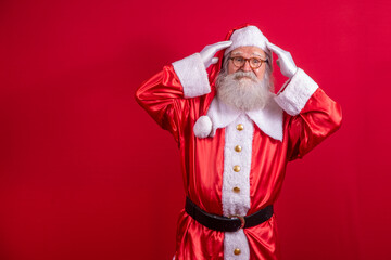 Forgotten Santa Claus on red background. Santa Claus with his hand on his head like he's forgotten something. Do not remember - obrazy, fototapety, plakaty