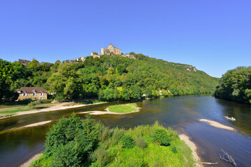 Panorama sur la Dordogne au pied de  Castelnaud-la-Chapelle (24250), département de la Dordogne en région Nouvelle-Aquitaine, France
