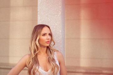 Frau Elegant in der Stadt