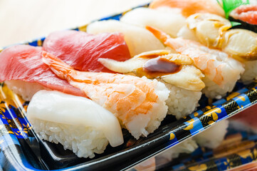 お寿司の盛り合わせパック