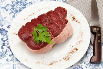 rôti de boeuf cru dans une assiette