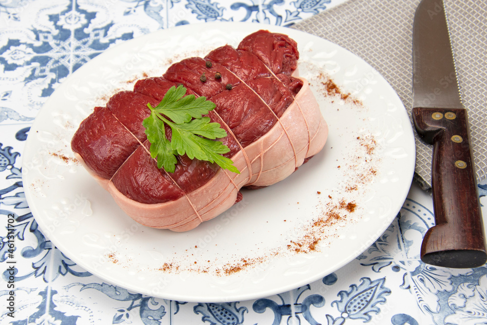 Sticker rôti de boeuf cru dans une assiette