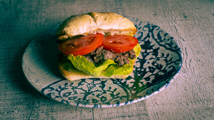 Bocadillo de morcilla de cebolla, con lechuga y tomate, tapa típica de bares en España