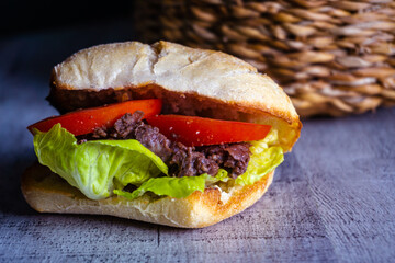 Bocadillo de morcilla de cebolla, con lechuga y tomate, tapa típica de bares en España
