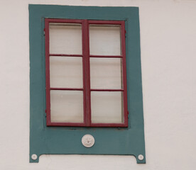 Fenster mit Grüner umrandung auf weißer Mauer