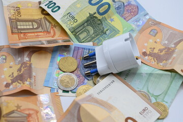 bolletta luce elettricità pagare soldi banconote 