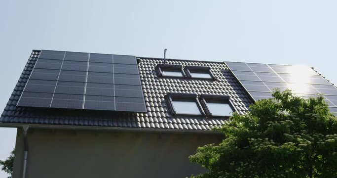 Solaranlage auf Hausdach / Solardach / Photovoltaikanlage / Eigenheim / Energiewende / Strompreis / Strom selbst erzeugen / Erneuerbare Energien