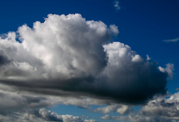 Fototapeta premium swirling clouds in the blue sky, phenomenal clouds
