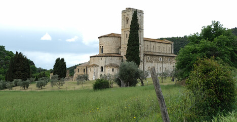 Fototapeta na wymiar L'Abbazia di Sant'Antimo a Castelnuovo dell'Abate in provincia di Siena, Toscana, Italia.