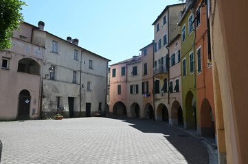 Piazza Fieschi nel borgo rotondo del Comune di Varese Ligure