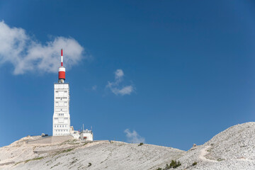 Gipfel des Mont Ventoux mit Turm der Wetterstation