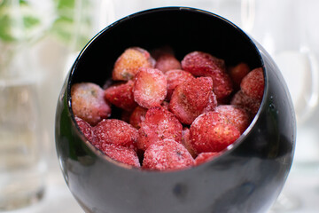 Frutos rojos congelados en bowl negro