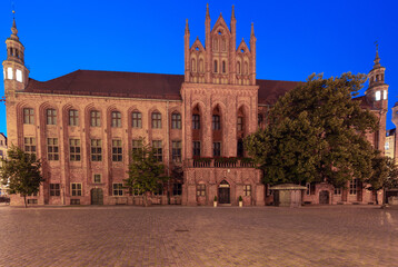Fototapeta premium Torun. Old market square and town hall at sunrise.