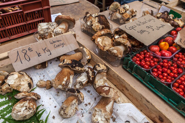 Brive la Gaillarde (Corrèze, France) - Halle Georges Brassens - Scène de marché
