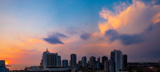 Pôr-do-sol e os  prédios da Praia de Punta del Este, Uruguai