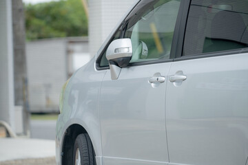 駐車場に停まっている車