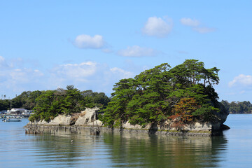 Obraz premium 松島湾の里浦にある「小鍋島」。宮城県東松島市宮戸瀬戸浜。県道27号・奥松島パークラインから撮影。 