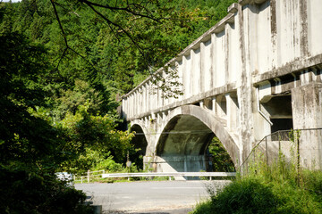 柿其川に架かる水路橋。大正１２年頃に建造された近代化遺産として国の重要文化財(建造物)になっている。
