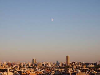 月と街の景色