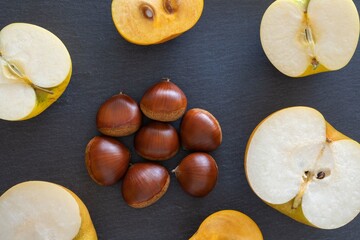 秋の果物（半分 黒背景） 柿 栗 なし りんご 果実 フルーツ 食べ物