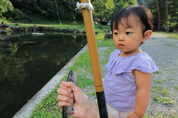 魚を見つめる子供