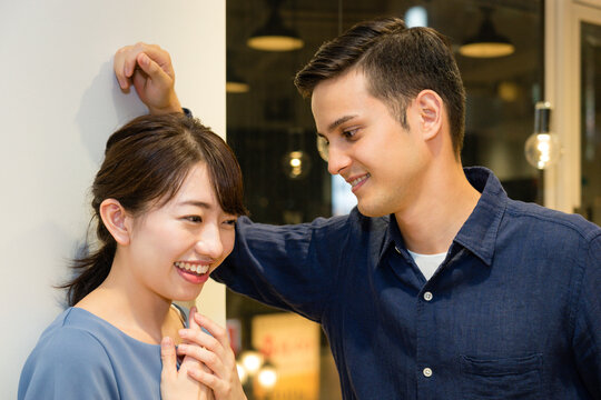 壁ドンする男性とされる女性