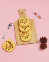 Soft and sweet chocolate sponge cake. Ready to accompany your breakfast in the morning. Perfect for drinking with a cup of hot tea. It has a strawberry, chocolate and cheese flavor variant. Focus blur