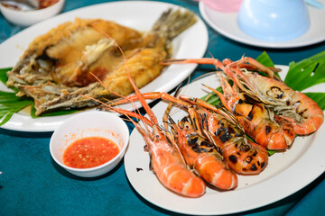 Fresh fish and shrimp on the beach become a menu of fried fish with fish sauce. and delicious grilled shrimp