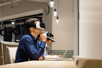 VRゴーグルをつけて遠くを眺める男性